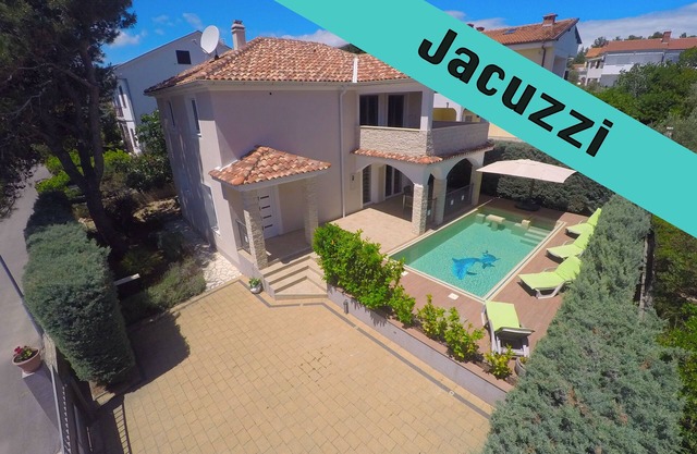 Villa KRK (4*): heated pool, Jacuzzi, 150m from the sea, sea view