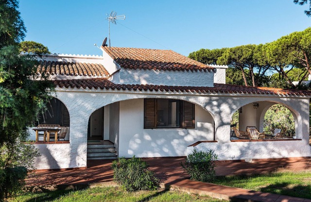 Villa 'Lantana' with Private Terrace, Wi-Fi and Air Conditioning