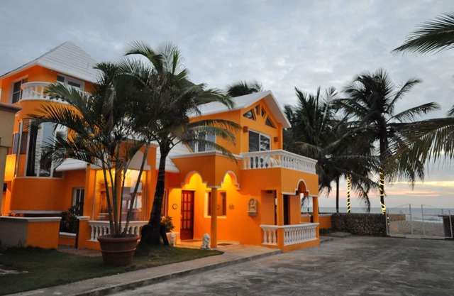 Villa Leone; Waterfall, Hot Tub, Peace, Tranquility, Romantic Beach Walks.