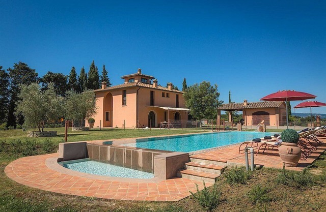 Villa Lirica: An elegant historical villa surrounded by the greenery, with Free WI-FI.