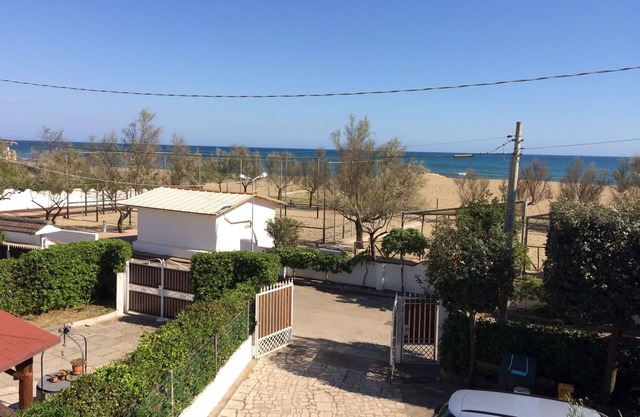 Villa Maria, front beach 5 beds, 2 bath, along the coast Terracina and Circeo