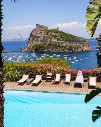 Villa Massimo Cartaromana with wide pool and view on the Castle