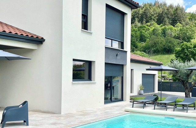 Villa Moderne Avec Piscine Chauffée, Idéal Pour Découvrir les Monts du Lyonnais