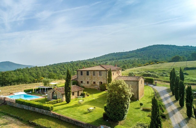 Villa near Siena with 9 bedrooms, private pool, Sauna and A/C!