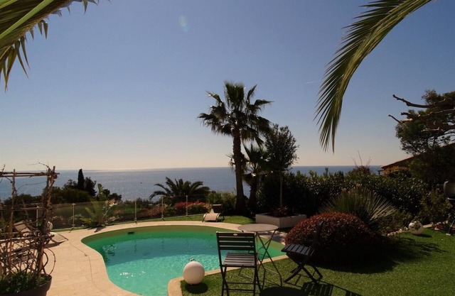 Villa near the beach for 8-9 people, air con, pool, secure private estate
