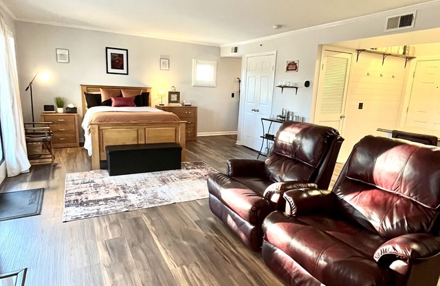 Villa Noir- 3 min from Mohegan Sun with fireplace, jacuzzi, sauna/pools, and spa