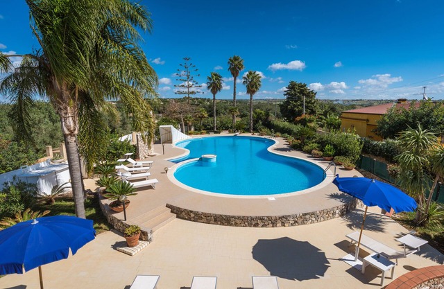 Villa Oasi, elegant villa with private swimming pool just 2 km from the sea