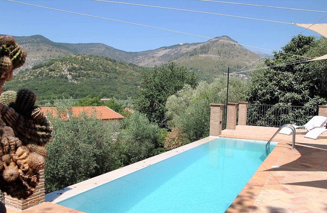 VILLA OASIS Relax & pool 15 min. far from the sea