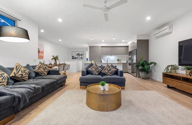 "Villa on Newport Lake" - Newport Q 4020