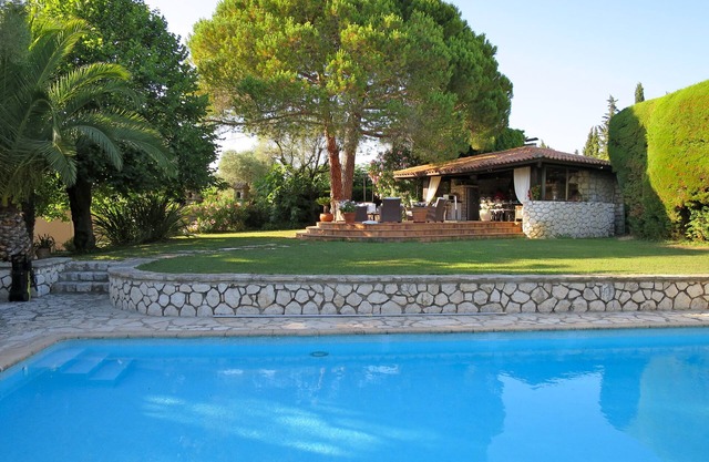 VILLA ON THE HILLS OF ANTIBES OVERLOOKING THE BAY