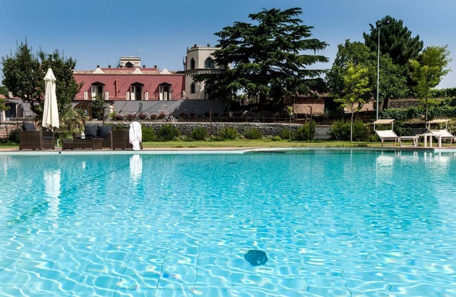 Villa on wine estate with private pool and views