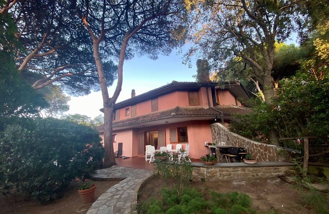 Villa Picci in pine forest 5 minutes by bike from the sea, 15 minutes on foot