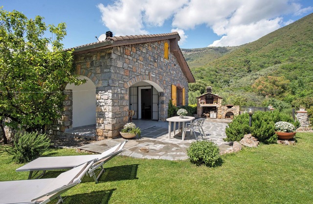 Villa 'Rosmarino' with Mountain View, Wi-Fi and Air Conditioning