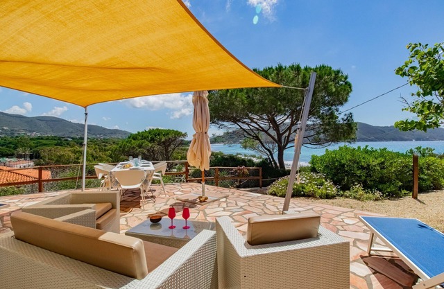 Villa Scirocco Est is located 50 meters from the beach in Lacona.