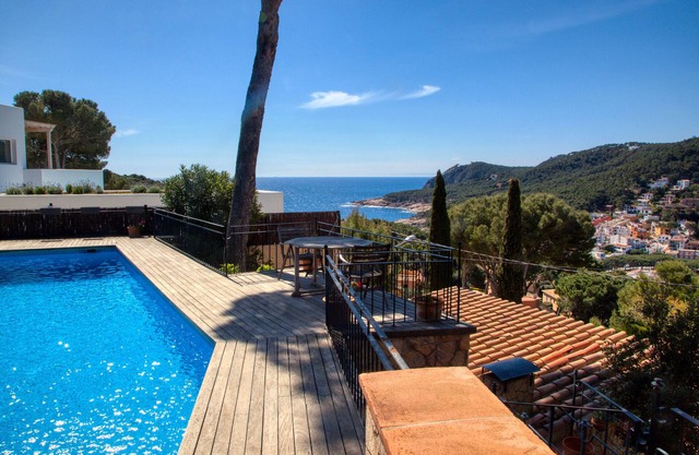 Villa 'Simone' with Sea View, Private Pool and Wi-Fi