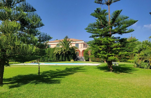 Villa surrounded by greenery with swimming pool, Zagara suite