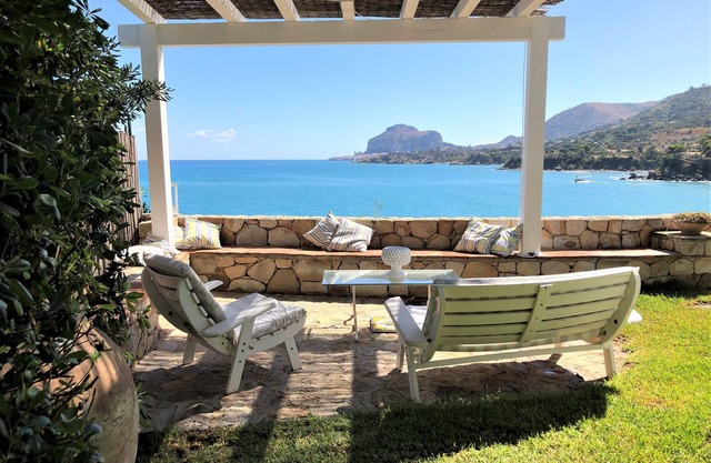 Villa surrounded by greenery, with direct access to the sea, private swimming pool