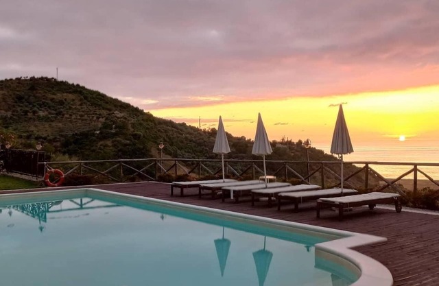 Villa Tecla - villa for 8 with pool & sea view