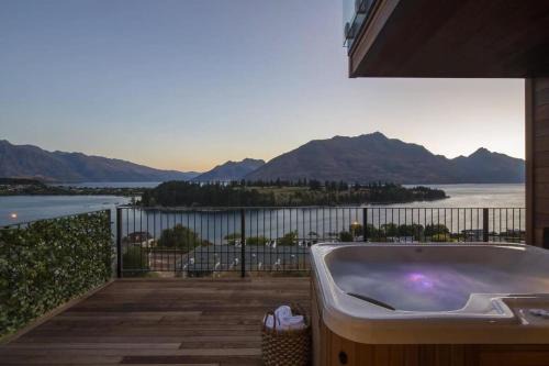 Villa Tihi- Hot Tub- Lake View- Gas Fire- BBQ- AC