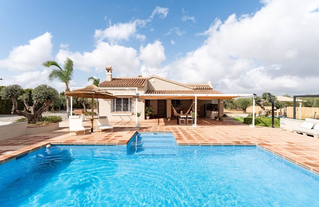 Villa 'Tranquila El Retiro' with Private Pool, Wi-Fi and Air Conditioning