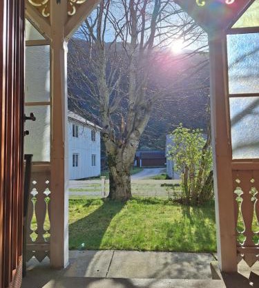 Villa ved sjøen og fjellene
