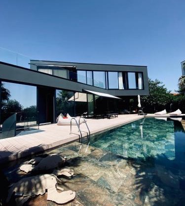 Villa Vigo - The Monolith Drop