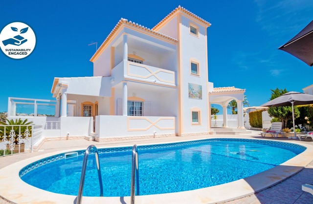 Villa w/heatable pool & games room, São Rafael