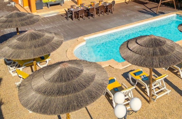 Villa w/heatable pool, BBQ & games room