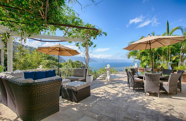 VILLA W/POOL,CHEF, PANORAMIC OCEANVIEWS, 9 BR
