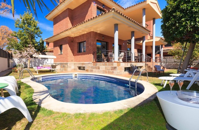 Villa Wine Experience Salou Center with Private pool, Bbq, Spa, Cellar and Games