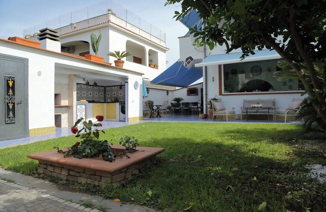 Villa with garden a few steps from the sea