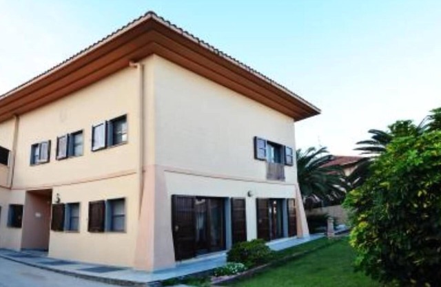 Villa with garden in residential area for rent
