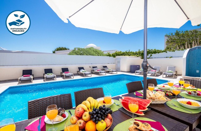 Villa with heatable pool & BBQ near the beach