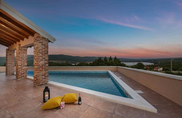 Villa With Heated Pool and Sea View near Zadar