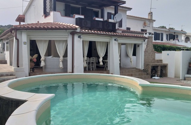 Villa with housekeeper 200 m from the sea in Porto Columbu (1 km from Pula)
