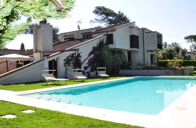 VILLA WITH HUGE GARDEN AND SWIMMING POOL, 5 MINUTES FAR FROM THE CITY CENTER