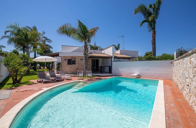 Villa with pool and garden in Torre dell'Orso, on the Adriatic coast of Salento.