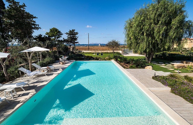 Villa with pool, 450 metres from sea, near Trapani, Sicily - 14 pax