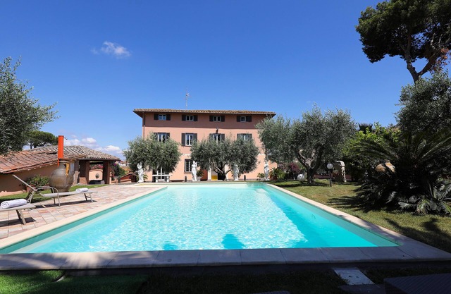 Villa with pool a few minutes from the historic center