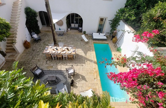 Villa with pool and spa in the center near the sea