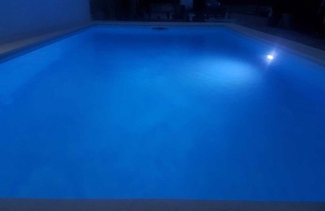 Villa with pool + free wifi in a green oasis just steps from the sea.-
