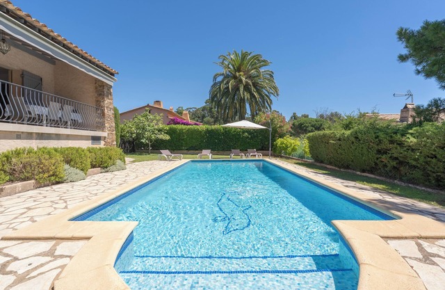 Villa with private heated pool, 4 min walk from the beach and the centre