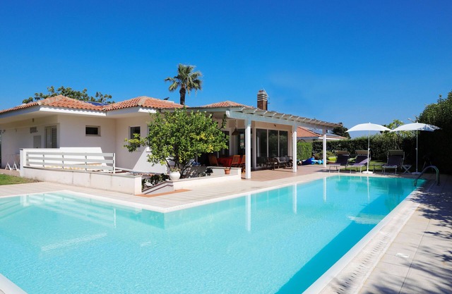 Villa with private pool at 300 meters from the sea!