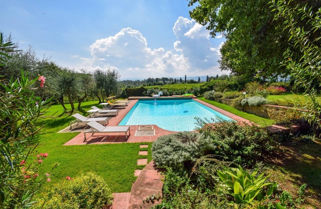 Villa with private pool, air conditioning, 4km from town, 30km Siena & Arezzo