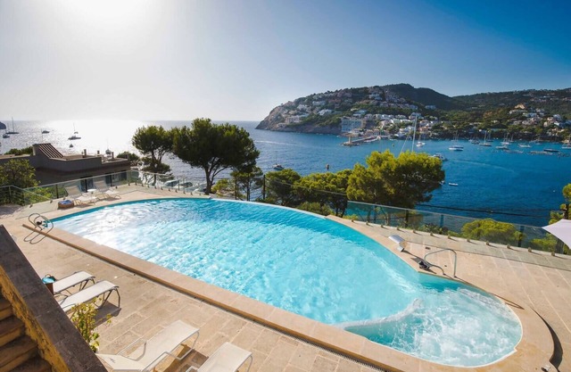 VILLA WITH SEA VIEWS, DIRECT ACCESS TO SEA, SWIMMING POOL AND PERFECT LOCATION
