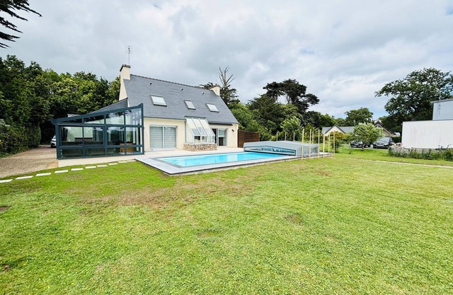 Villa with swimming pool in Loctudy