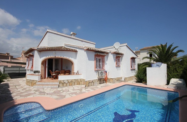 Villa with wifi, 3 bedrooms, 2 bathrooms, 4 air conditioning units, fireplace and private pool