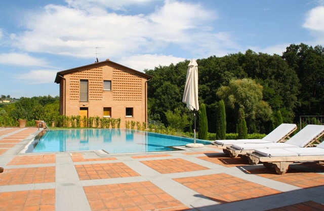 Villa with WIFI, private pool, TV, patio, pets allowed, panoramic view, parking, close to Lucca