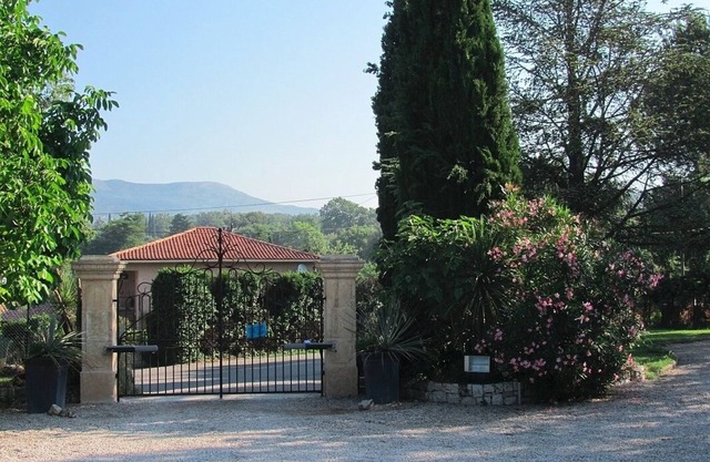 Villa Zelda Large 3bed 100m².Stylish French Decor.Pool & Garden.Amenities nearby