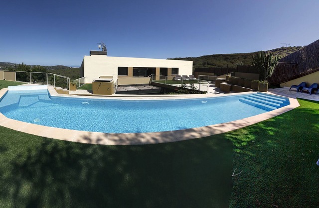 VillaBarcelonaCoast-POOL, BBQ, A/C,Beaches (5' by car), Barcelona (25' min),WIFI